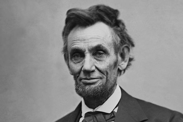 Hantu Abraham Lincoln Berkeliaran di Gedung Putih